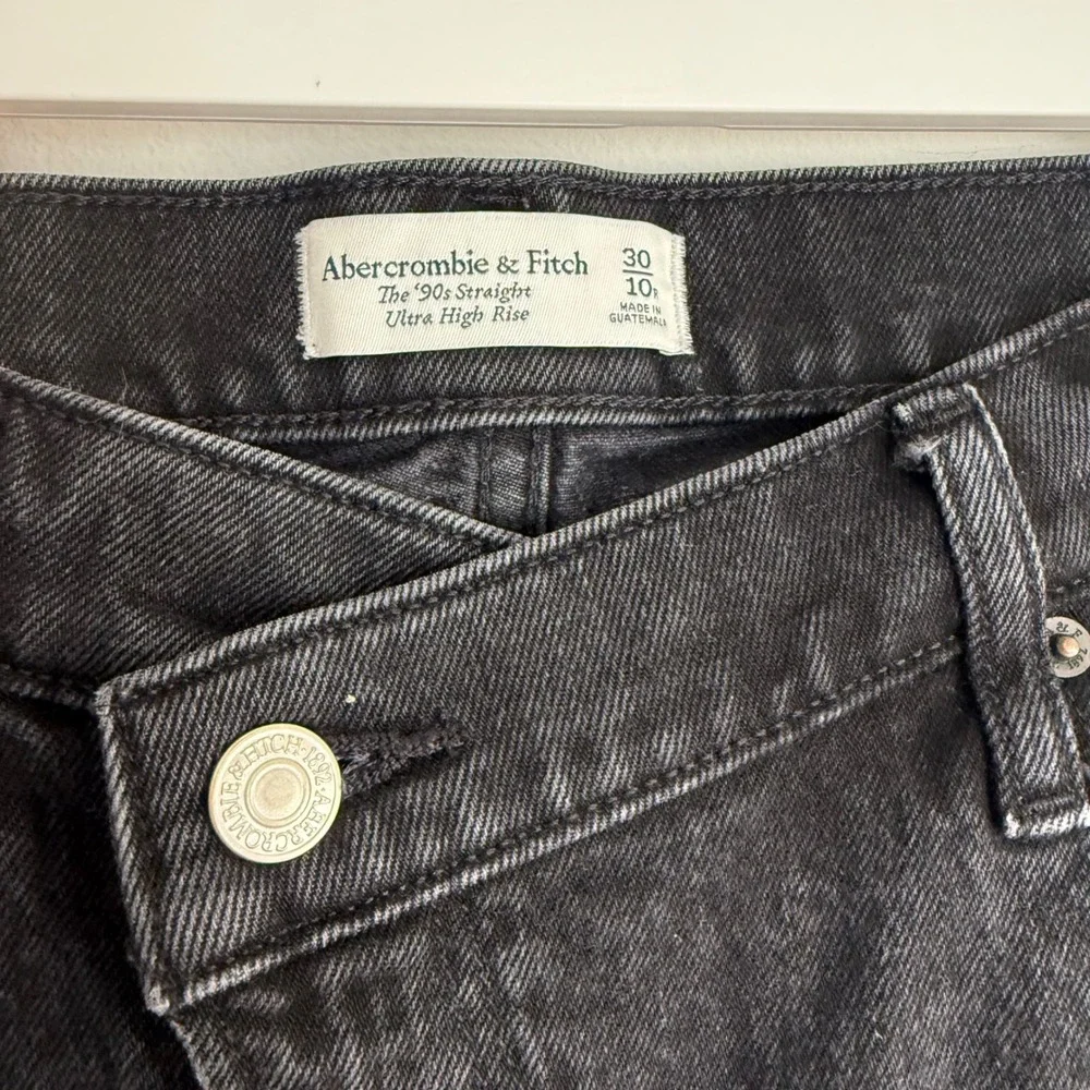 Abercrombie & Fitch The 90s Slim Straight Ultra Rise Black High Rise Criss Cross